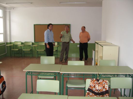 El alcalde y el edil de Educacin visitan los colegios en su primer da de clase