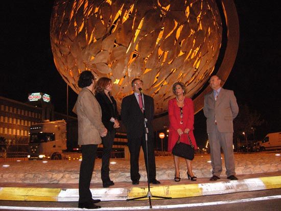 Se inaugura Corteza, escultura de los Muher que preside una de las rotondas de la avenida Antonio Fuertes 