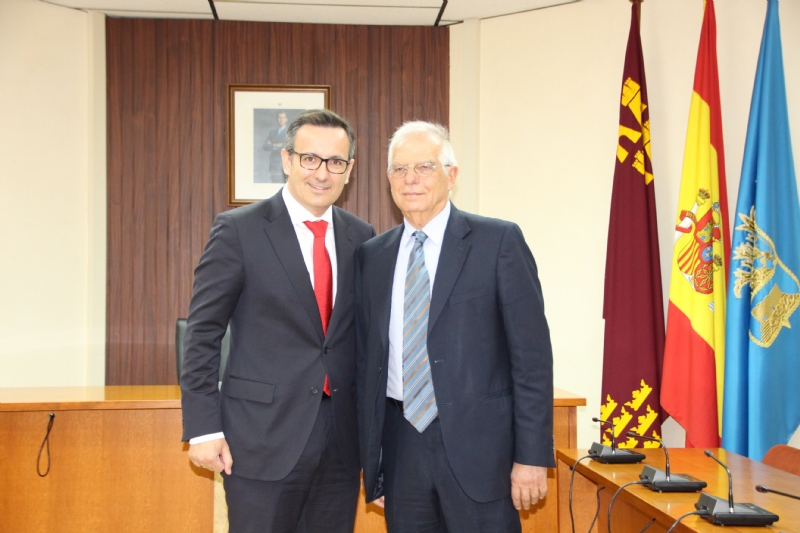 Josep Borrell visita el Ayuntamiento de Alhama de Murcia