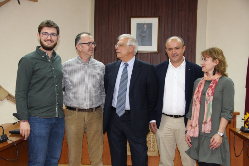 Josep Borrell visita el Ayuntamiento de Alhama de Murcia