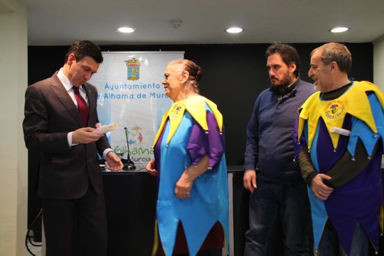 El alcalde de Alhama de Murcia, Alfonso Fernando Cerón Morales, ha distinguido a los actores TERELE PÁVEZ, ENRIQUE VILLÉN Y CAROLO RUIZ, con el título de EMBAJADORES DE LAS FIESTAS DE LOS MAYOS DE ALHAMA DE MURCIA. 