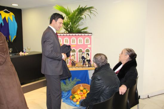 El alcalde de Alhama de Murcia, Alfonso Fernando Cerón Morales, ha distinguido a los actores TERELE PÁVEZ, ENRIQUE VILLÉN Y CAROLO RUIZ, con el título de EMBAJADORES DE LAS FIESTAS DE LOS MAYOS DE ALHAMA DE MURCIA. 