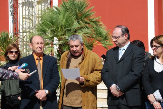 Concentración silenciosa en la puerta del Ayuntamiento de Alhama de Murcia por las victimas del terrorismo (11 
