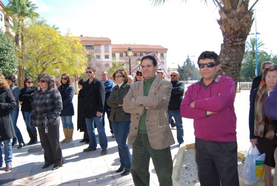 Concentracin silenciosa en la puerta del Ayuntamiento de Alhama de Murcia por las victimas del terrorismo (11 