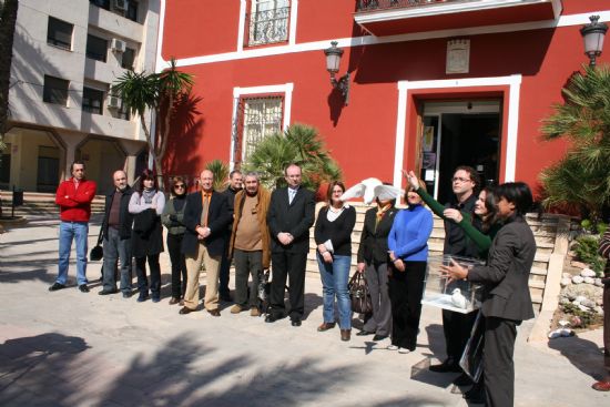 Concentración silenciosa en la puerta del Ayuntamiento de Alhama de Murcia por las victimas del terrorismo (11 