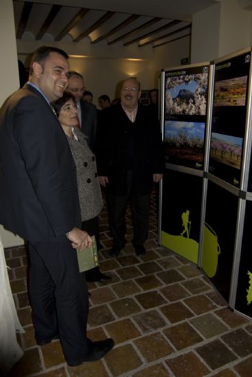 El alcalde de la ciudad de Alhama de Murcia asiste al acto de inauguracin de Fotoespua09 en el Ayuntamiento de Pliego