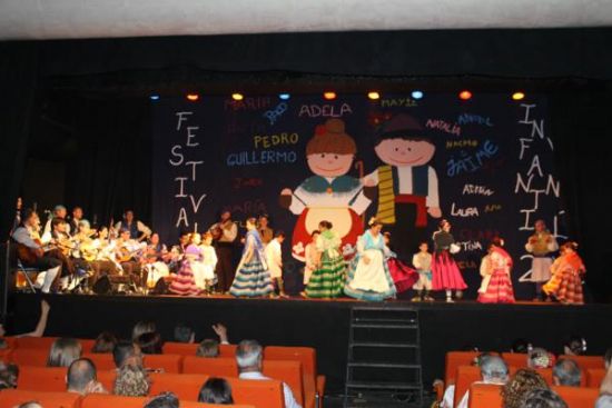 El Festival Infantil y Juvenil de Folklore llena el teatro cine Velasco y en su transcurso se entregan los premios de Cruces y Mayos