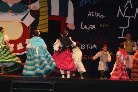 El Festival Infantil y Juvenil de Folklore llena el teatro cine Velasco y en su transcurso se entregan los premios de Cruces y Mayos