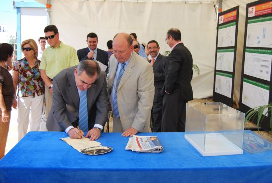 El delegado del Gobierno y el alcalde de Alhama ponen la primera piedra del nuevo Parque Infantil de Trfico del municipio