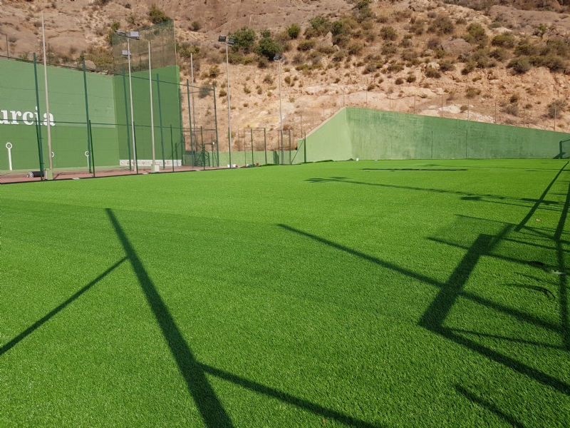 El Ayuntamiento instala un nuevo césped en el campo de fútbol de El Praíco