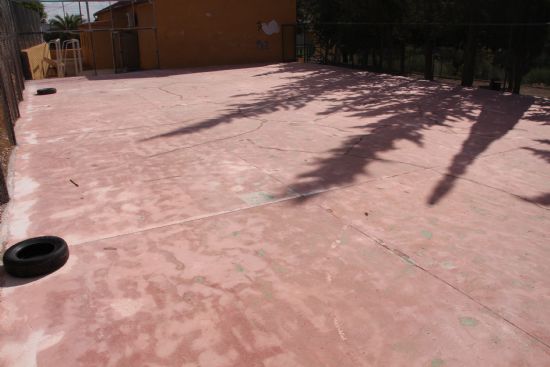 Restaurada la pista polideportiva de El Berro con un tratamiento de última generación