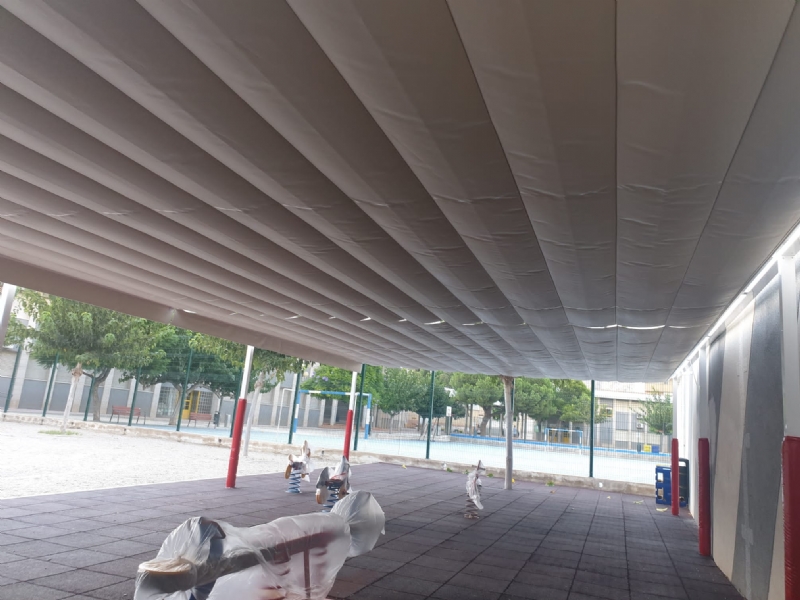 Ayuntamiento y AMPA instalan una nueva zona de sombra en el CEIP Sierra Espua