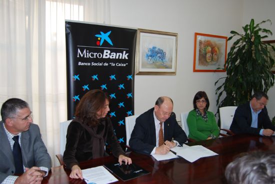 El Ayuntamiento y la Caixa firman un acuerdo para la financiacin de microcrditos para facilitar operaciones de prstamo a personas con recursos limitados