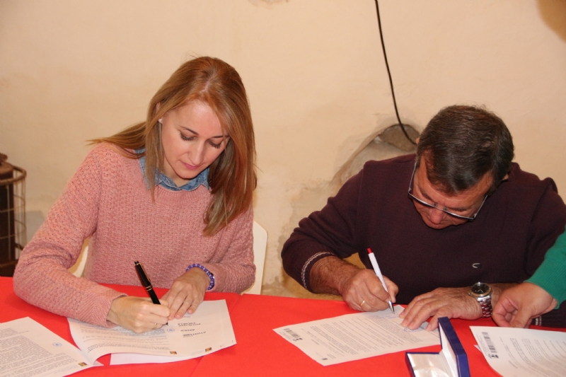 La firma de un convenio con la asociacin de vecinos de Las Flotas permitir rehabilitar la antigua escuela