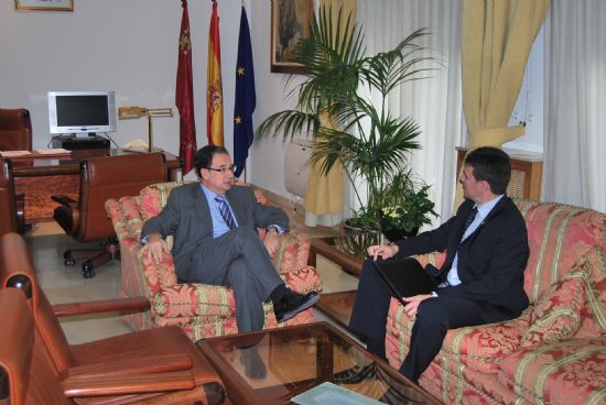 El alcalde de Alhama expone al nuevo delegado del Gobierno las necesidades del municipio