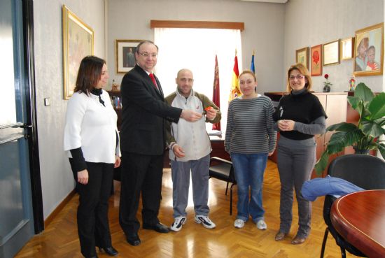 El Ayuntamiento de Alhama de Murcia colabora en el Proyecto RED DE VIVIENDAS SOLIDARIAS de la Fundacin CEPAIM haciendo entrega de una de las viviendas a la familia designada en el municipio