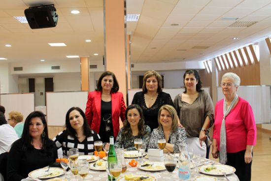 Casi setenta mujeres disfrutan de una cena de convivencia que conmemora el 8 de Marzo