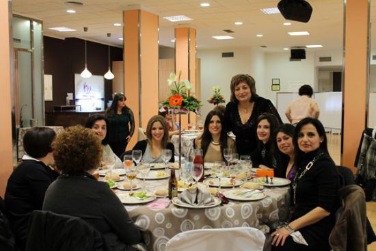 Casi setenta mujeres disfrutan de una cena de convivencia que conmemora el 8 de Marzo