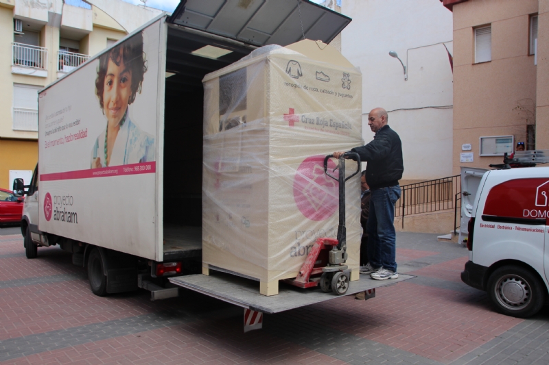 Proyecto Abraham cede uno de sus contenedores de ropa a Cruz Roja