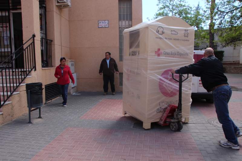 Proyecto Abraham cede uno de sus contenedores de ropa a Cruz Roja