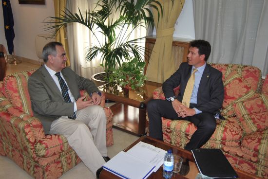 El alcalde de Alhama se entrevista con el delegado del Gobierno para solicitarle mejoras para el municipio