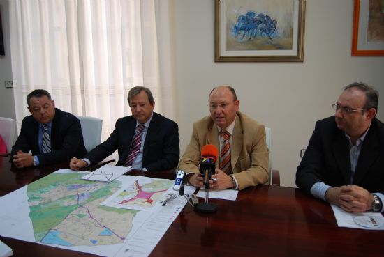 El nuevo director de Carreteras se compromete a la mejora de diversas vías del municipio en una reunión mantenida en el Consistorio local