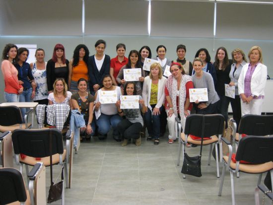 Más de veinte mujeres terminan un curso de inglés 