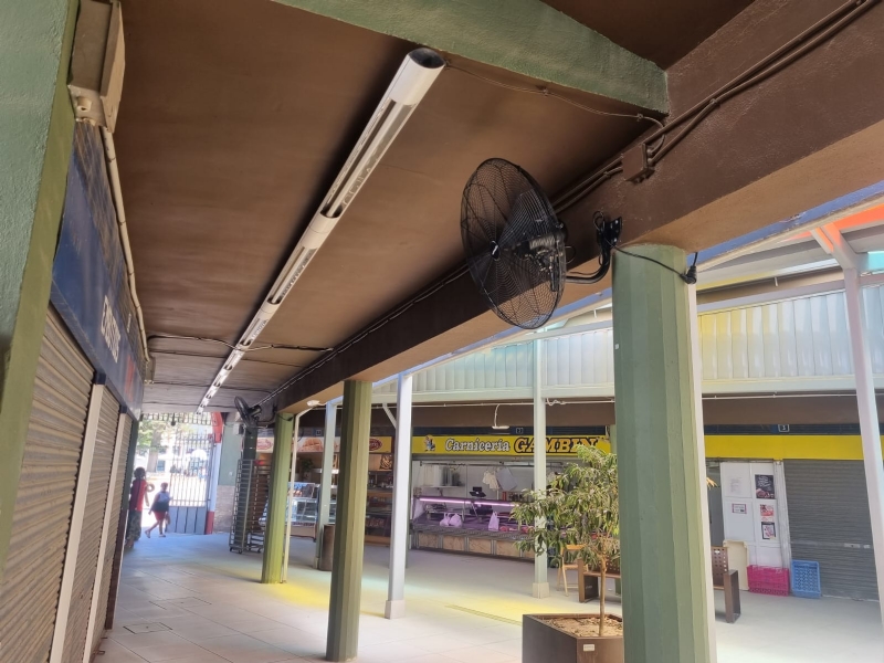 El Ayuntamiento de Alhama de Murcia instala ventiladores en la Plaza de Abastos para combatir las altas temperaturas