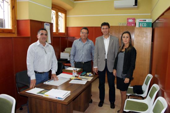 El alcalde visita la Escuela Municipal de msica interesado por su funcionamiento y sus necesidades 