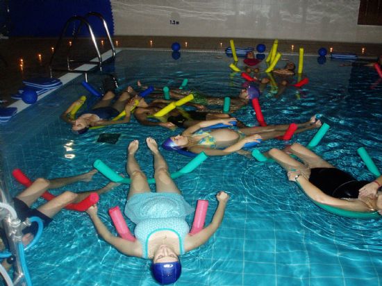 Las embarazadas que acuden a clases de natacin disfrutaron de una experiencia nica con sus parejas