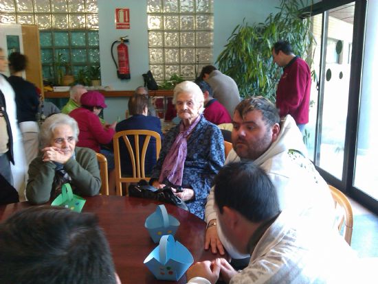 Los chicos del Centro de Día Las Salinas comparten talleres con los mayores de la Residencia Virgen del Rosario 