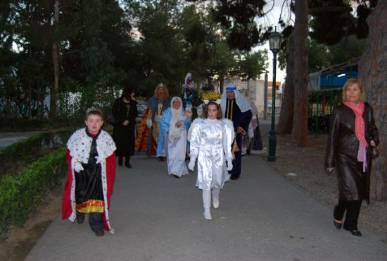 Masiva acogida, por parte de los alhameos, de los Reyes de Oriente  con la llegada de la cabalgata al municipio