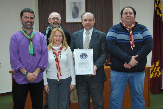 El alcalde recibe, en nombre de los alhameos, el certificado de un rcord guinness solidario logrado por los scouts 