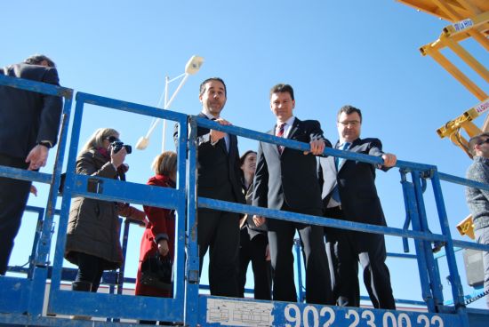 El alcalde acompaa al consejero de Universidades, Empresa e Investigacin en la visita a una cubierta solar ubicada en el polgono de Alhama