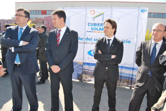 El alcalde acompaa al consejero de Universidades, Empresa e Investigacin en la visita a una cubierta solar ubicada en el polgono de Alhama