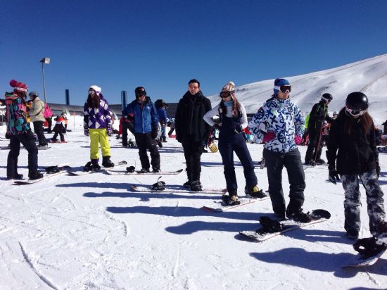 Los jóvenes de Alhama disfrutan del Esquí y el Snowboard en Sierra Nevada