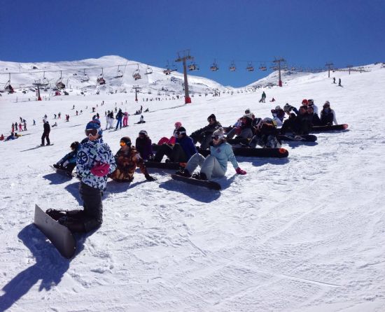Los jvenes de Alhama disfrutan del Esqu y el Snowboard en Sierra Nevada