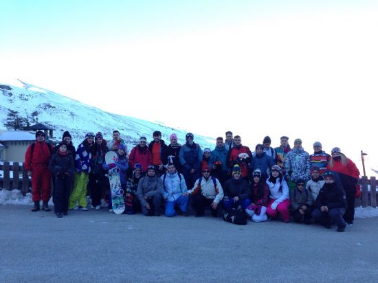 Los jóvenes de Alhama disfrutan del Esquí y el Snowboard en Sierra Nevada