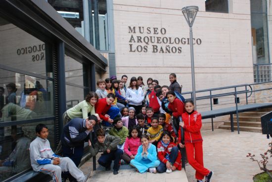 Varios estudiantes visitan el Museo Arqueolgico de los Baos 