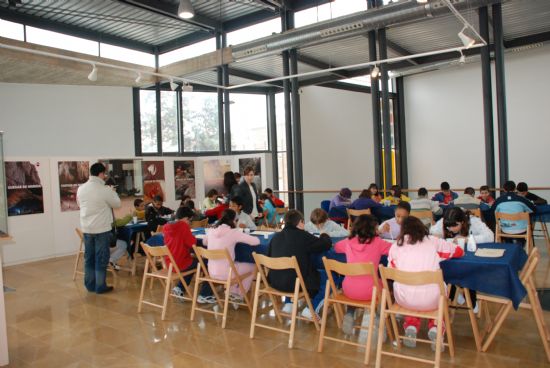 Varios estudiantes visitan el Museo Arqueolgico de los Baos 