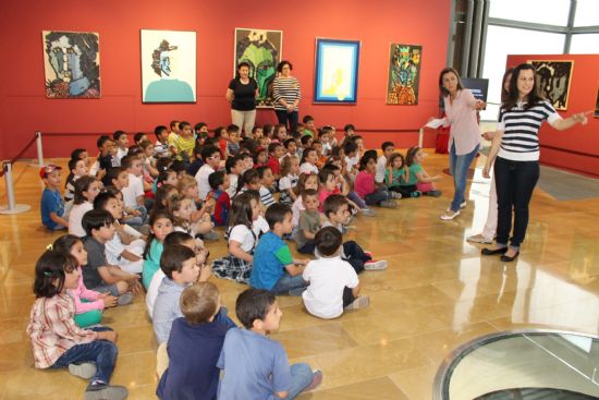 Los nios de Infantil del C.P. Sierra Espua estudian a Mara Dolores Andreo y su obra a travs de la exposicin del Museo y El Psito y gracias a una iniciativa de las docentes de Infantil