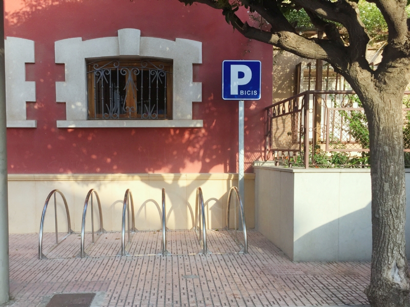 Nuevos aparcamientos para bicicletas y motos en Alhama