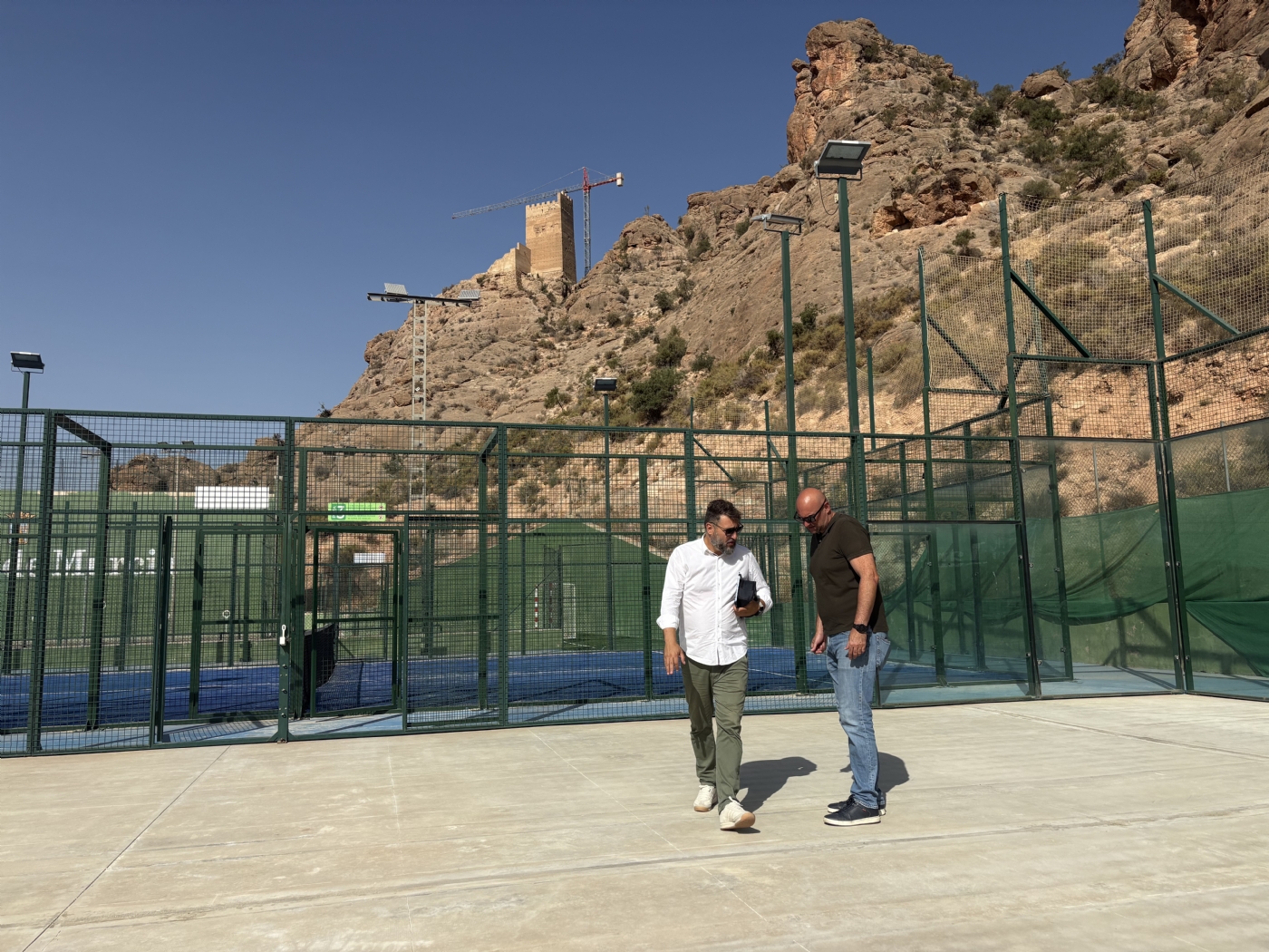 El Ayuntamiento renueva el césped artificial de las pistas de pádel del polideportivo El Praíco