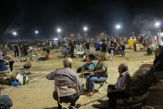 Cientos de vecinos participaron en las migas de la Feria 2014