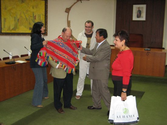 Concejales y tcnicos municipales comparten sus experiencias en gestin con representantes peruanos
