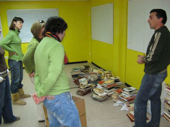 Los voluntarios ambientales seleccionan los primeros libros recogidos en los diversos centros del municipio