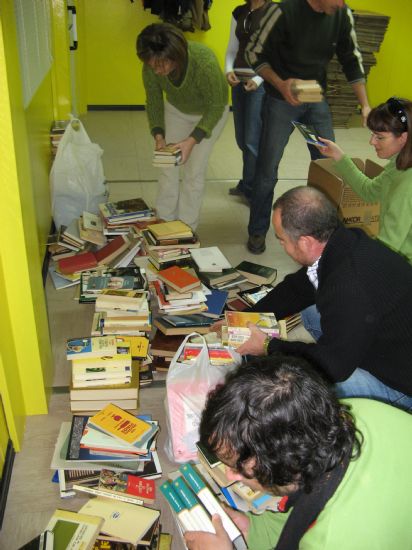 Los voluntarios ambientales seleccionan los primeros libros recogidos en los diversos centros del municipio