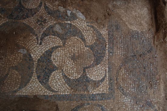 Las excavaciones arqueolgicas en el atrio de San Lzaro sacan a la luz un importante mosaico de poca romana que ser conservado en el Centro Arqueolgico Los Baos
