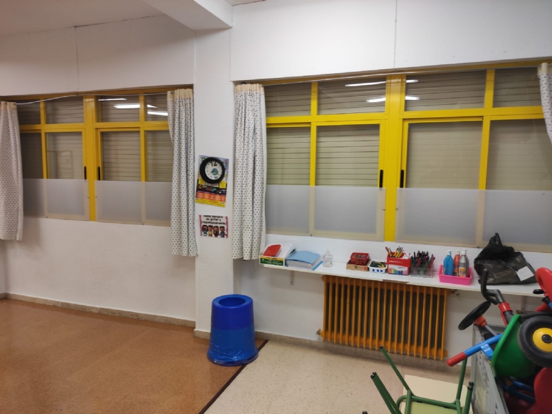 El Ayuntamiento instala paneles en las ventanas de los centros educativos para proteger del frío a los alumnos