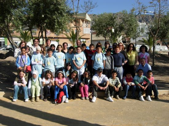 Nuevos rboles mejoran el jardn de El Palmeral gracias a una iniciativa de la Asociacin de Vecinos Virgen del Rosario en colaboracin con el Ayuntamiento